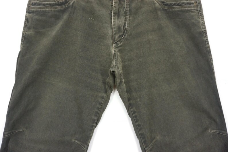 Puede incluir: Un par de pantalones vaqueros de color gris oscuro con corte recto.