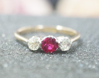 Ruby & Diamond Vintage 18Carat Yellow Gold Three-Stone Ring, Fashion Ring, Gemstone Ring