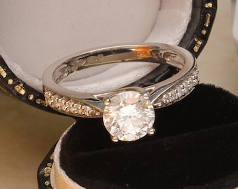 Anillo solitario de platino y diamantes de 1,25 tcw con detalles