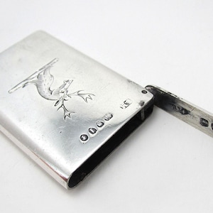 Rzadki, antyczny, wiktoriański, srebrny futerał na zegarek Vesta firmy Sampson Mordan z 1884 roku, wykonany ze smukłej sprężyny i zamykany na zatrzask.