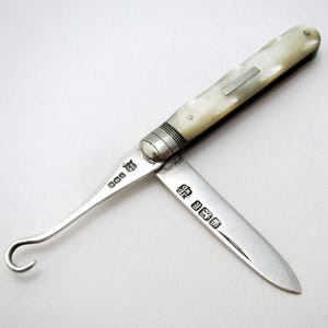 Cuchillo plegable combinado para fruta y gancho para botones, de plata esterlina antigua de la época eduardiana de Sheffield, con mango de nácar, 1902.