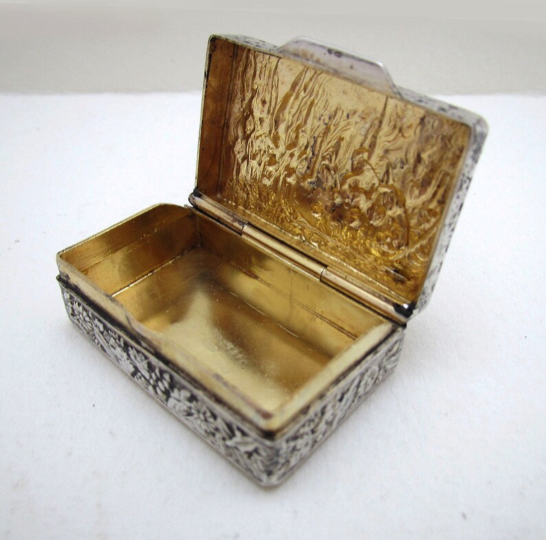 Beautiful Italian Vintage 1977 Solid Sterling SILVER 925 London Import Hallmarked Pill Patch Snuff Pocket Box Case.