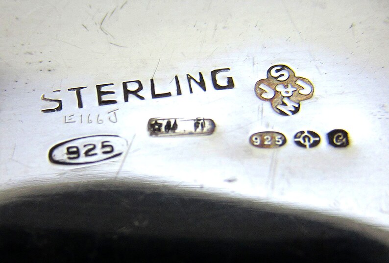 Beautiful Italian Vintage 1977 Solid Sterling SILVER 925 London Import Hallmarked Pill Patch Snuff Pocket Box Case.