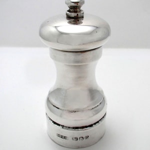 Stämplad vintage saltkvarn i sterlingsilver, Peter Piper kvarn 4", Harrison Brothers & Howson London 1995