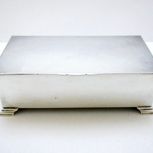Grande portasigarette da tavolo in argento sterling, stile minimalista, della metà del XX secolo, Birmingham 1960.