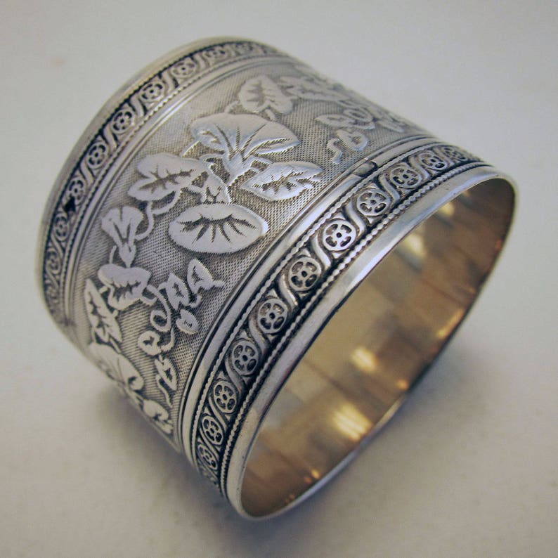 c1890 Beautiful Antique French 19th-century Solid Sterling Silver Hallmarked Serviette NAPKIN RING GUILLOCHE Tumpet Vine.