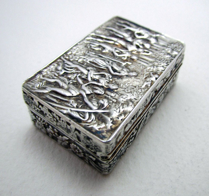 Beautiful Italian Vintage 1977 Solid Sterling SILVER 925 London Import Hallmarked Pill Patch Snuff Pocket Box Case.