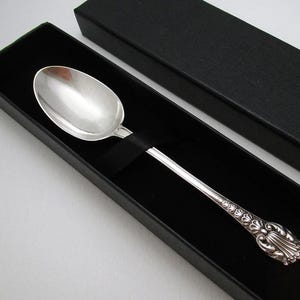 Seltener englischer viktorianischer Coburg-Rokoko-Teelöffel aus massivem Sterlingsilber mit Muschelmuster – 3 Stück verfügbar