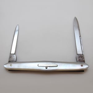 Cortaplumas plegable doble de George Butler & Co., calidad Sheffield, sacapuntas, nacarado, acero con alto contenido de carbono, c. 1900