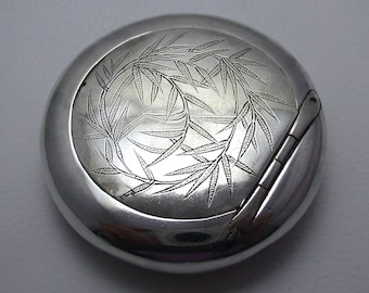 Antique Chinese Export 1910 Solid Silver Heavy Tobacco Snuff Pocket Vesta Box Case by Wang Hing.