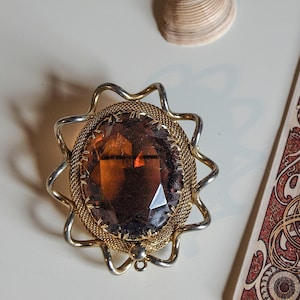 Vintage Brosche mit einem großen Umbra Glaskristall, Modeschmuck