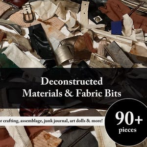 Könnte beinhalten: Eine Sammlung von über 90 dekonstruierten Stoffresten, Lederstücken und Textilfragmenten in verschiedenen Farben und Texturen, einschließlich einer Metallgürtelschnalle, mit dem Text Deconstructed Materials & Fabric Bits 90+ pieces.
