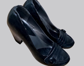 VTG black Rialto women's loafers featuring decorative button details and a low block heel, size 7M, - S9