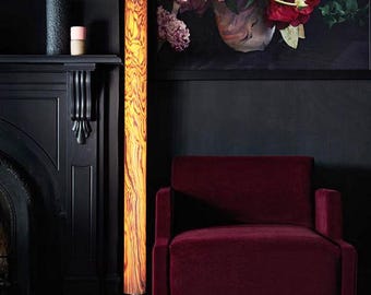 Ręcznie robiona drewniana lampa podłogowa. Drewniana lampa w stylu Mid Century Modern do salonu.