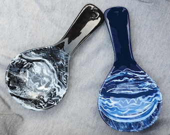 Hand Painted Blue Ceramic Spoon Rest, Gift for Cook, Blue Spoon Holder, Ceramic Spoon Rest, Navy Blue Spoon Rest, Black White Ceramic Spoon