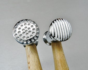 Texture a martello con fossette e design a strisce strette Finitura in metallo per gioielli (10E)