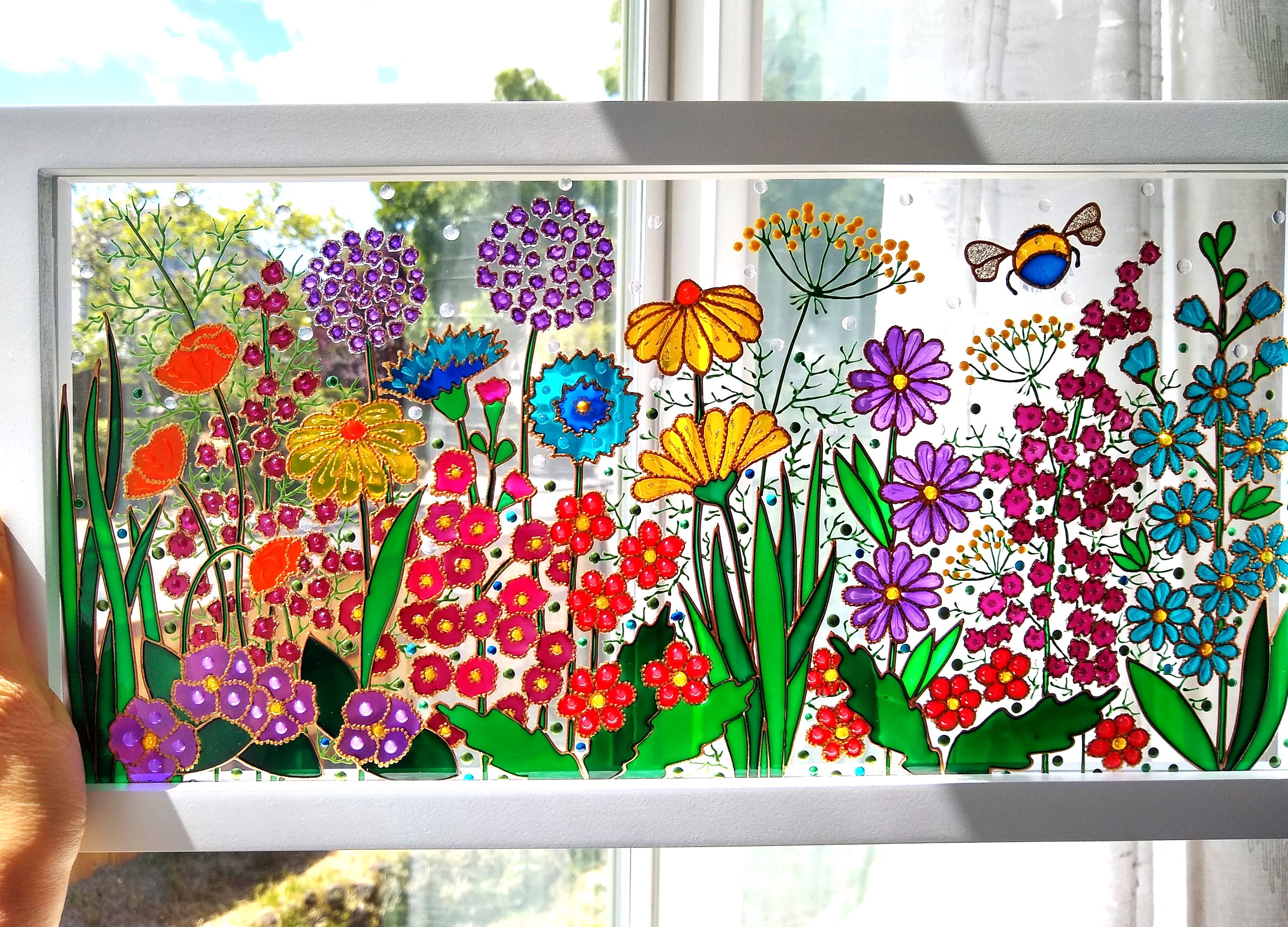 ワイルドフラワーガラス絵画：カラフルな花のサンキャッチャー
