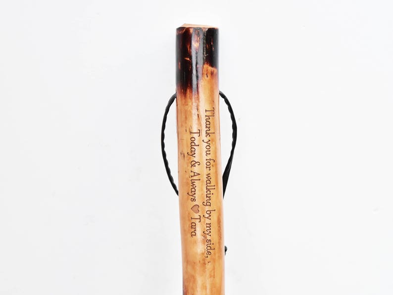 Pu&ograve; includere: Un bastone da passeggio in legno con un cinturino nero e un messaggio personalizzato che recita "Grazie per aver camminato al mio fianco. Oggi e per sempre &hearts; Tara".