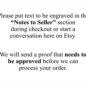 Pu&ograve; includere: Testo che spiega come fornire il testo per l'incisione su Etsy. Indica di inserire il testo nella sezione "Note al venditore" durante il checkout o di avviare una conversazione su Etsy. Indica anche che verr&agrave; inviata una bozza che dovr&agrave; essere approvata prima che l'ordine possa essere elaborato.