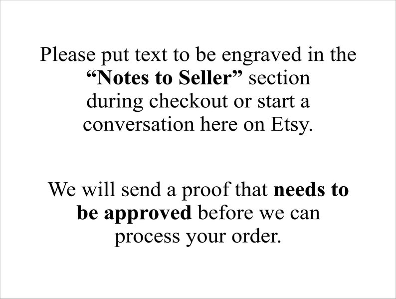 Pu&ograve; includere: Testo che spiega come fornire il testo per l'incisione su Etsy. Indica di inserire il testo nella sezione "Note al venditore" durante il checkout o di avviare una conversazione su Etsy. Indica anche che verr&agrave; inviata una bozza che dovr&agrave; essere approvata prima che l'ordine possa essere elaborato.