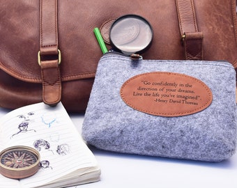 Borsa da viaggio personalizzata, regalo per viaggiatori, astuccio per matite, astuccio per il trucco, borsa a mano incisa, regalo di viaggio per lui, regalo di viaggio per lei, borsa con citazione