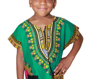 Puede incluir: Una persona joven que lleva una camisa verde, amarilla y negra con cuello en V. La camisa tiene un diseño geométrico y es de estilo tradicional africano.