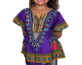 Puede incluir: Un vestido dashiki estampado en morado y azul con una cremallera amarilla y ribetes dorados. El vestido tiene mangas cortas y una falda que llega a las rodillas.