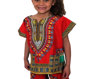 Puede incluir: Conjunto de camisa y pantalones cortos dashiki con estampado rojo y verde para niños. La camisa tiene cuello en V y mangas cortas. Los pantalones cortos tienen cintura elástica.