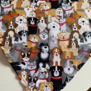 Puede incluir: Una tela colorida con un patrón repetido de varias razas de perros. Los perros están representados en un estilo de dibujos animados con diferentes colores, tamaños y poses. La tela tiene un fondo marrón claro.