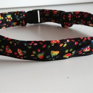 Collier pour chien ~ Collier pour chien à empreintes de pattes ~ Collier pour chien à empreintes de pattes multicolores ~ Collier pour chien en tissu