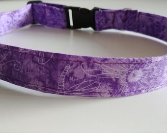Könnte beinhalten: Lilafarbener Hundehalsband mit einem weißen Libellenmuster und einer schwarzen Kunststoffschnalle.