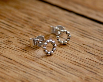 Boucles d’oreilles Silver Berry Stud faites à la main, petits clous, boucles d’oreilles simples, boucles d’oreilles petite amie, boucles d’oreilles de tous les jours, cadeau petite amie, boucles d’oreilles fille