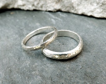 Ensemble d'alliances météorite en argent sterling : anneaux rustiques martelés, bagues de créateurs contemporaines et uniques.
