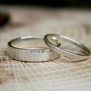 Anillo de compromiso rústico con corteza de árbol en plata de ley