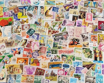 Könnte beinhalten: Eine Collage aus farbenfrohen Briefmarken aus verschiedenen Ländern und Epochen. Die Briefmarken zeigen vielfältige Bilder, darunter Porträts, Tiere, historische Persönlichkeiten und Landschaften. Die Sammlung zeigt eine Vielzahl von Größen, Formen und Designs.