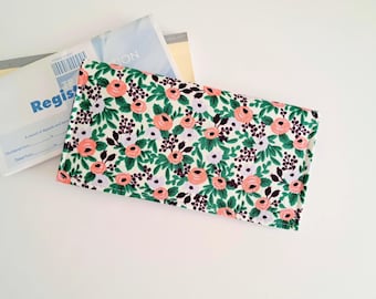 Rifle Paper Co „Rosa” w kolorze lawendowym, okładka na czek z tkaniny w kwiaty – ręcznie robiona