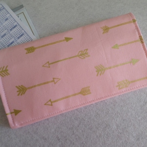 CLEARANCE Flechas de oro metálico en cubierta de chequera de tela rosa hecha a mano lista para enviar envío estándar GRATIS de EE. UU.