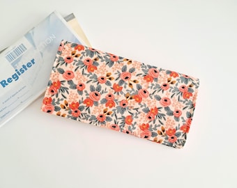 Capa para talão de cheques Rifle Paper Co "Rosa" em tecido floral pêssego - Feita à mão