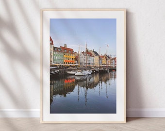 KOPENHAGEN CONTRAIL, kleurenfotografie print, stadsfotografie van Kopenhagen, haven van Nyhavn, Scandinavische architectuur, blauwe uur kunst aan de muur