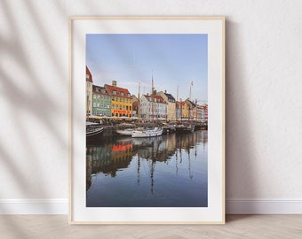 KOPENHAGEN CONTRAIL, kleurenfotografie print, stadsfotografie van Kopenhagen, haven van Nyhavn, Scandinavische architectuur, blauwe uur kunst aan de muur