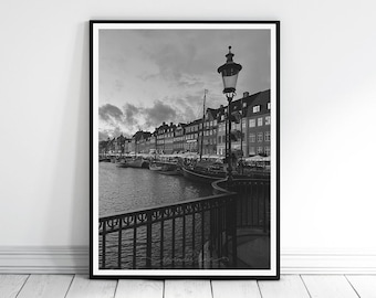 STRAATLICHT KOPENHAGEN, zwart-wit fotografie print, Kopenhagen stadsfotografie, haven van Nyhavn, Scandinavische architectuur, kunst aan de muur