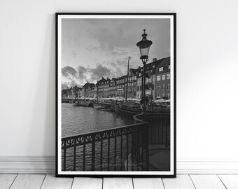 STRAATLICHT KOPENHAGEN, zwart-wit fotografie print, Kopenhagen stadsfotografie, haven van Nyhavn, Scandinavische architectuur, kunst aan de muur