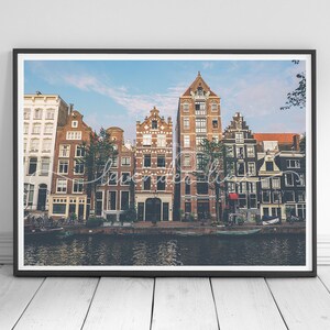 Fotografia kanału Amsterdam: Sztuka ścienna z pejzażem miejskim