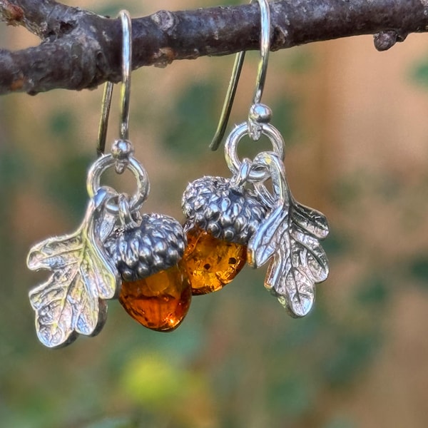 Pendants d'oreilles gland et feuille de chêne en argent sterling ; Gland en ambre de la Baltique, bijoux inspirés de la nature, bijoux d'arbre