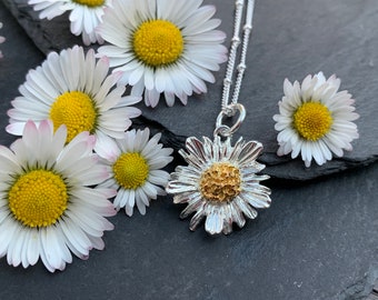 Daisy Pendant,April birth flower necklace, spring flower , solid silver daisy necklace