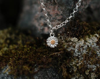 Sterling Silver Daisy Charm Bracelet; Floral Jewellery, Birth Flower Jewelry, Dainty Double Sided Charm