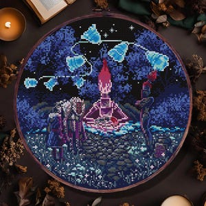 Może przedstawiać: Wzór do haftu krzyżykowego w drewnianym tamborku, przedstawiający fantastyczną scenę z centralną postacią i otaczającymi ją postaciami w ciemnoniebieskiej i fioletowej kolorystyce. Widoczne są słowa "PDF PATTERN" i "heiorun CRAFTS". Obraz otoczony jest świecami i suchymi liśćmi.