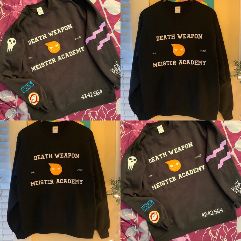 Op de afbeelding: Zwart sweatshirt met witte tekst "DEATH WEAPON MEISTER ACADEMY" en een oranje afbeelding. De mouw heeft een paars ontwerp en het nummer "4242564". Inclusief een schedelafbeelding en een "SOUL"-patch.