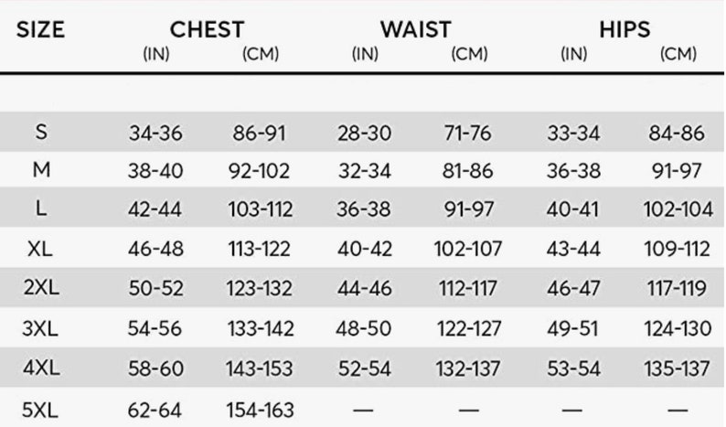 Op de afbeelding: Een maattabel met borst-, taille- en heupmaten in inches (in) en centimeters (cm). Maten vari&euml;ren van S tot 5XL, met bijbehorende metingen voor elke maat. De achtergrond is wit.