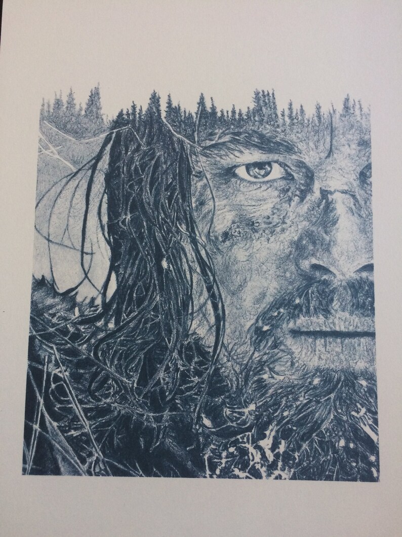 K&ouml;nnte beinhalten: Eine Schwarzwei&szlig;illustration eines M&auml;nnergesichts mit einer Waldlandschaft, die &uuml;ber seinem Haar gelegt ist. Der Mann hat einen Bart und einen ernsten Ausdruck.